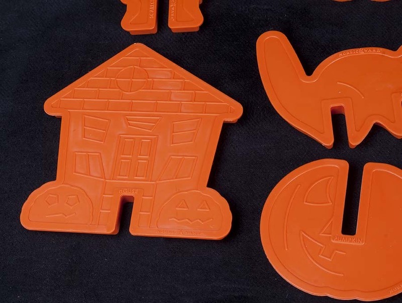 Nordic Ware HALLOWEEN 3D Stand Up COOKIE CUTTERS Haunted House Cat Pumpkin gallery