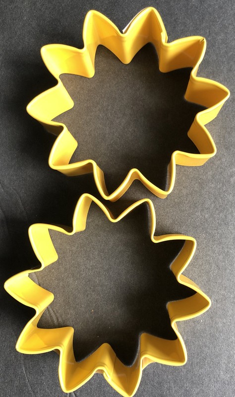 2 Wilton metal flower shaped cookie cutter 3″ yellow