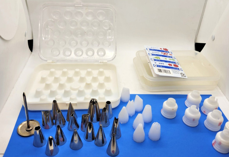 Vintage/Used Cake Decorating Tip Set Large Piping Nozzle Lot with Storage metal