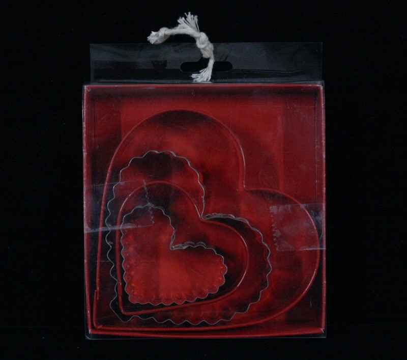 NESTED SET OF 4 HEART SHAPED COOKIE CUTTERS NEW IN BOX