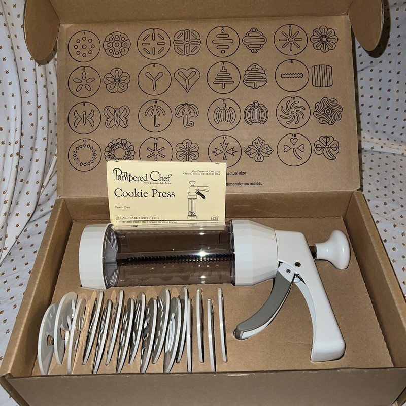 The Pampered Chef Cookie Press #1525 16 Cookie Discs Designs NIB gallery