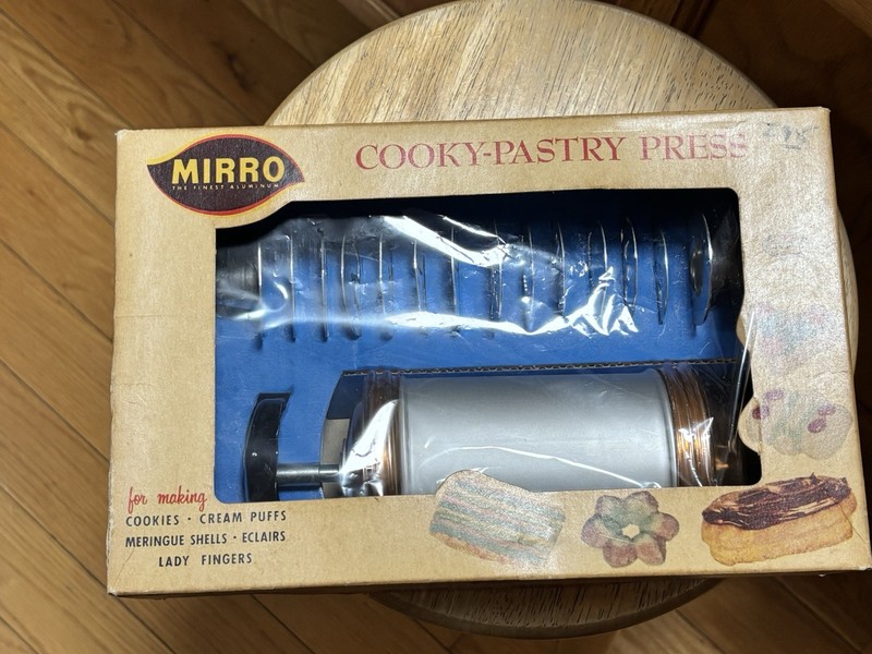 Mirro Cookie Pastry Press 12 Discs Wood Stand 3 Frosting Tips Recipe Baking