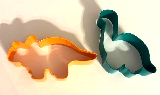 2 DINOSAUR shape COOKIE CUTTERS Wilton metal size 3″ Triceratops Brontosaurus