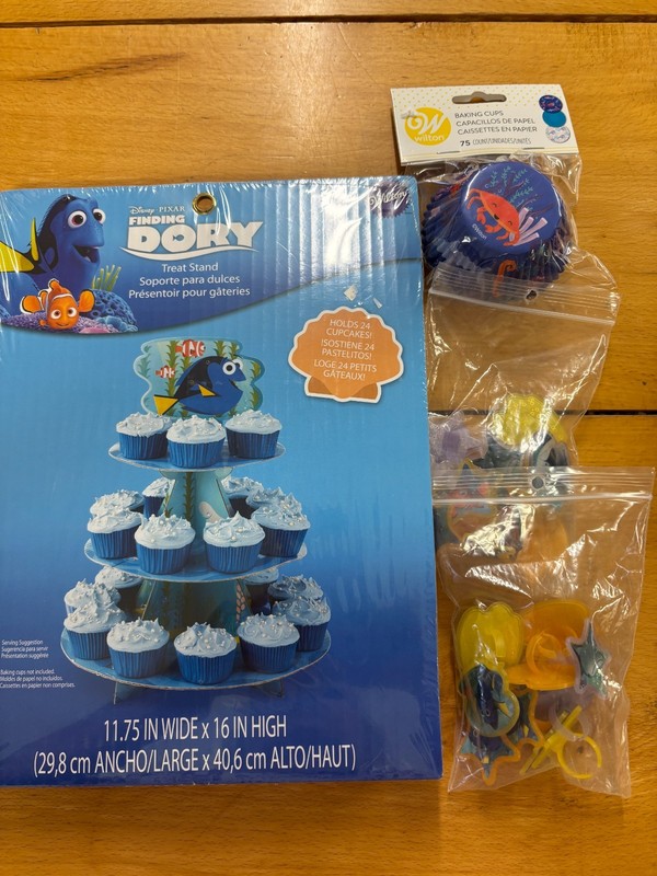 Finding Dory Cupcake Set including Cupcake Cups , CC Rings and Treat Stand