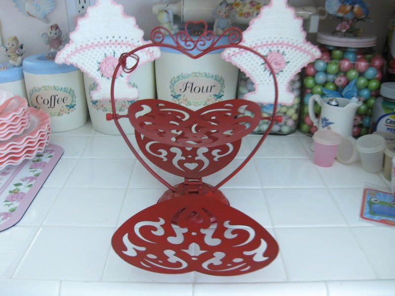 Cute Red Heart With Cutouts Metal Filigree 3-Tier Cupcake Dessert Folding Stand gallery