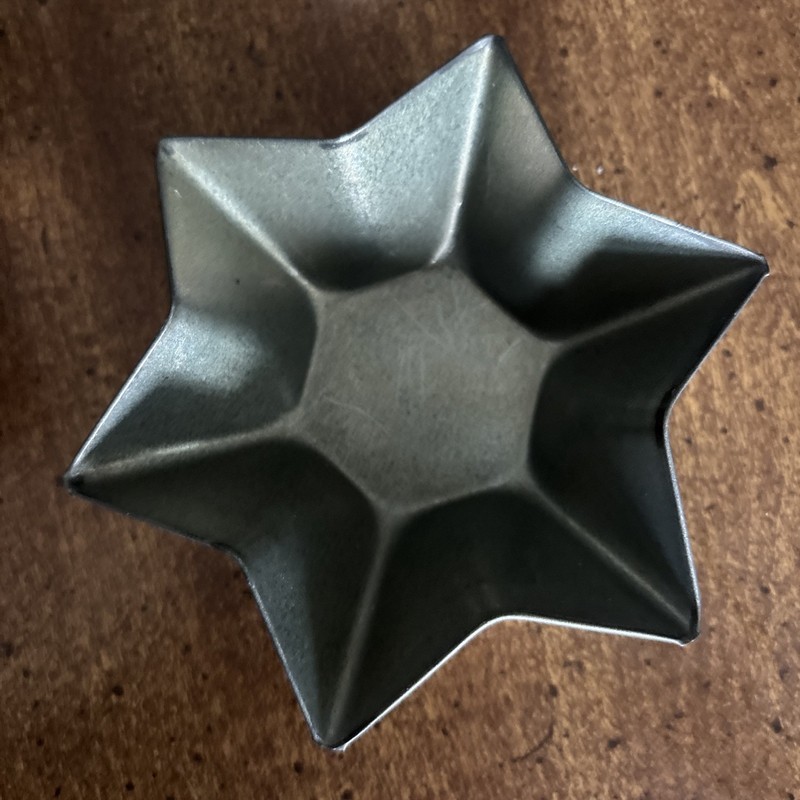 SET of 12 Star Shaped Metal Tart Tins - Maple Sugar Candy Tartlets VINTAGE gallery