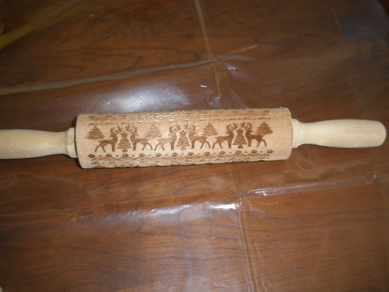 Wooden Rolling Pin Deer Christmas Tree Pattern Never Used (SU36)