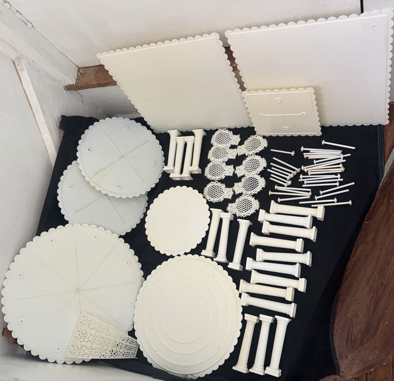 Lot of WILTON Tier Cake: 5 Circles, 3 Squares, 19 Pillars, 30 Separators +++ gallery