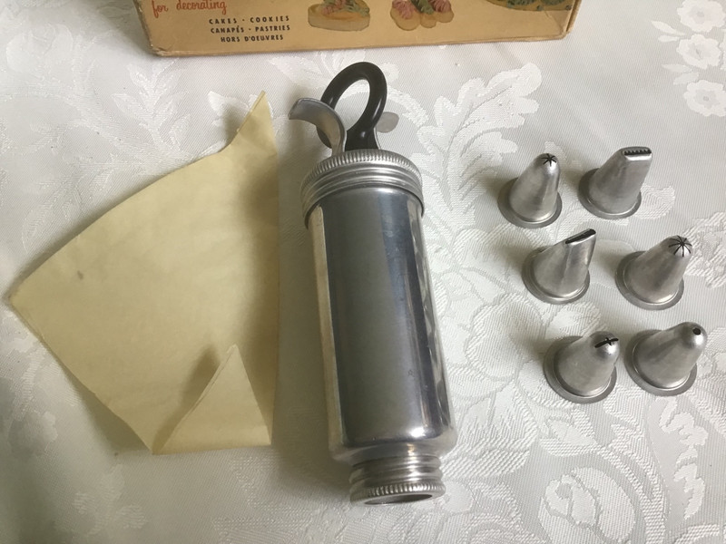 Vtg Mirro Cake Decorator Set M-360 with 6 Icing tips Aluminum Press Set w/Box gallery