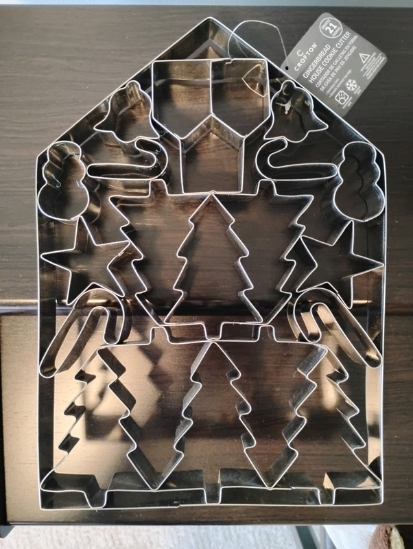 Cookie Cutter Crofton Gingerbread House 21 piece gallery