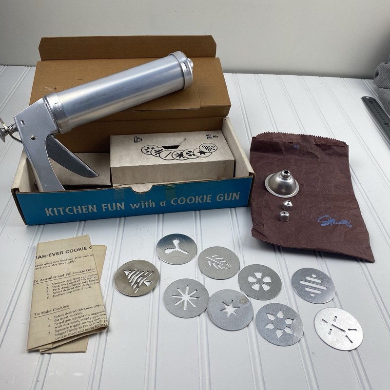 Vintage Wear-Ever Trig-O-Matic Cookie Gun 9 Cookie Shapes 3 Tips With Box