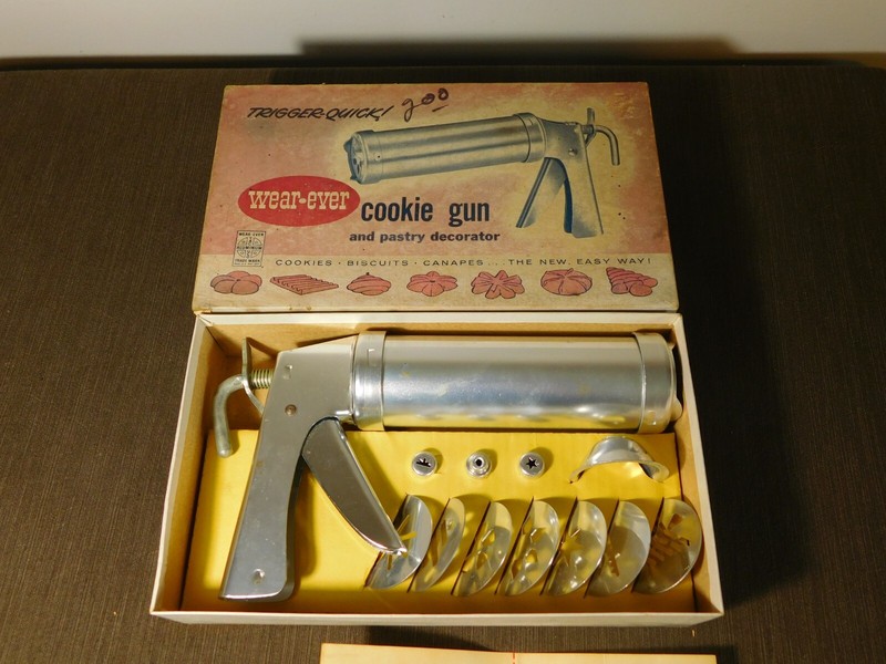 VINTAGE KITCHEN WEAR EVER COOKIE GUN & PASTRY DECORATOR in BOX gallery