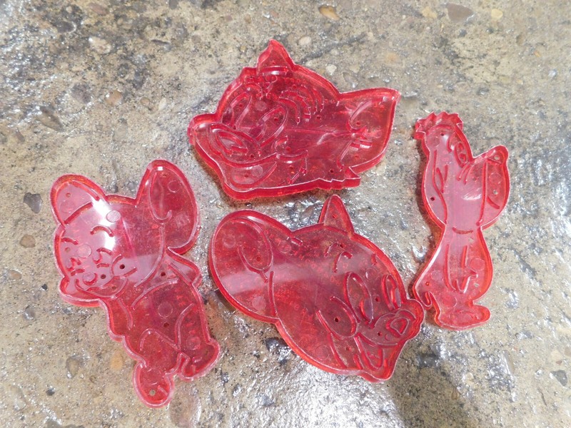 Lot 4 Vtg ADORABLE Red Plastic Loew’s Tom & Jerry Droopy Dog Cookie Cutters 1956