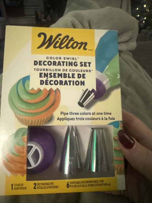 Wilton Color Swirl Decorating Set (3-Color Coupler, 2 Decorating Tips – 1M, 1A)