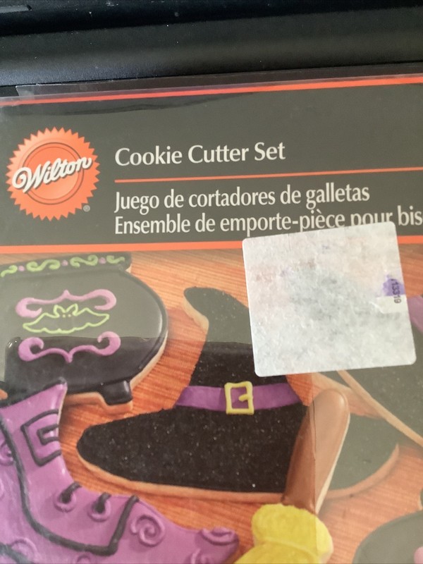 Wilton Halloween METAL Cookie Cutter Set 4 (Witchbroom,Boot,Cauldron,Hat) - NEW gallery