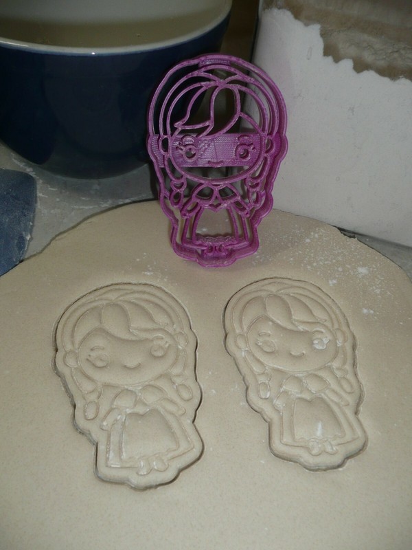 ANNA PRINCESS OF ARENDELLE SISTER OF ELSA WINTER COOKIE CUTTER USA PR2648 gallery