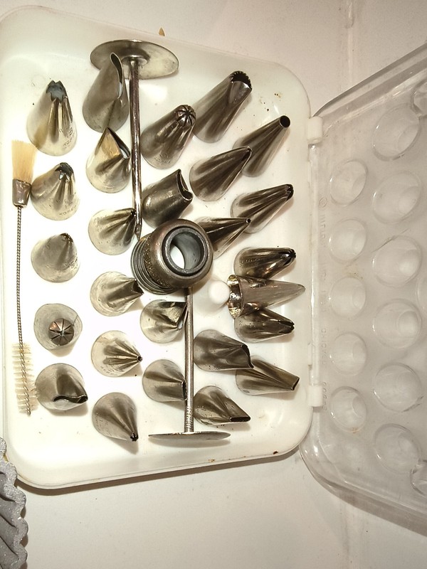 Wilton Tip Cake Cookie Icing Decorating Piping Tool VTG Lot/ Cutters, Press gallery