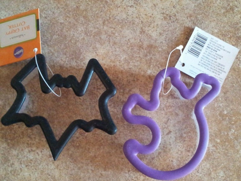 Wilton Grippy Cookie Cutters 2 PCS Bat and Ghost Shapes Halloween Treats NWT