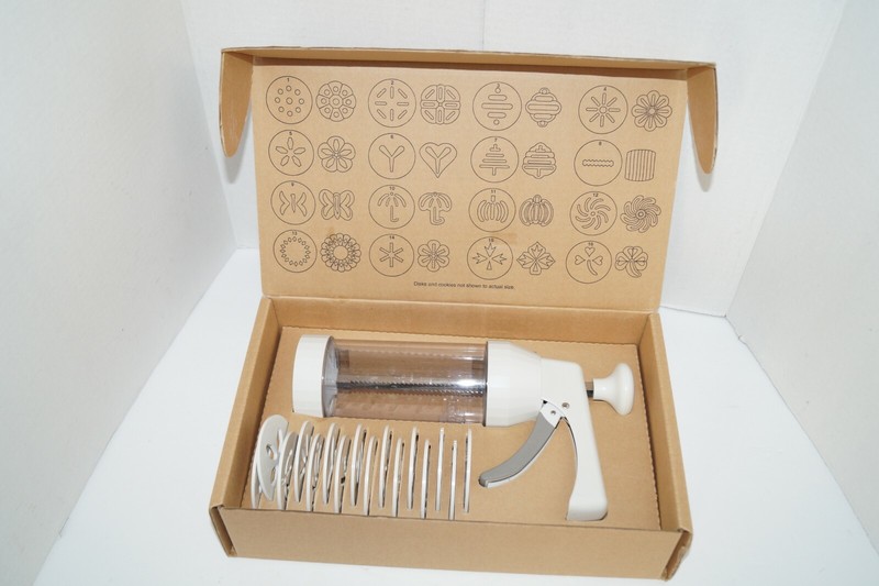 PAMPERED CHEF COOKIE PRESS WITH 16 DIFFERENT DISC PATTERNS BOXED