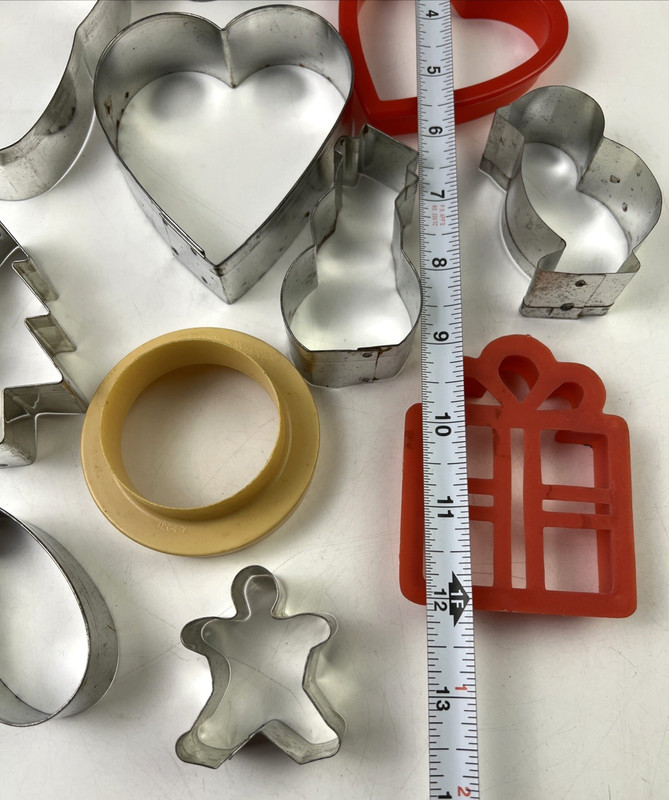 Vintage Lot of 17 Plastic/Tin Cookie Cutter Variety Shape Many More,See Pictures gallery
