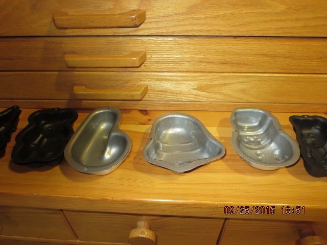 LOT OF 9 NON STICK CHRISTMAS MOLDS–#R14-7