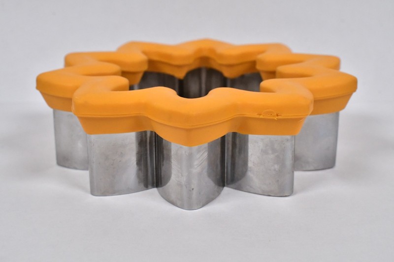 WILTON Daisy Cookie Cutter RARE Yellow Orange Comfort Grip 1999 gallery