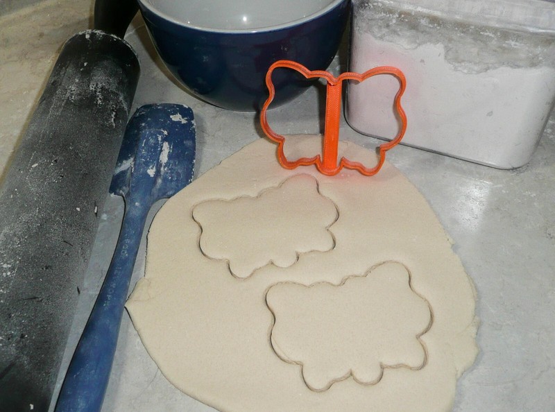 BUTTERFLY OUTLINE FLUTTERING FLYING INSECT BRIGHT COLOR COOKIE CUTTER USA PR3137 gallery