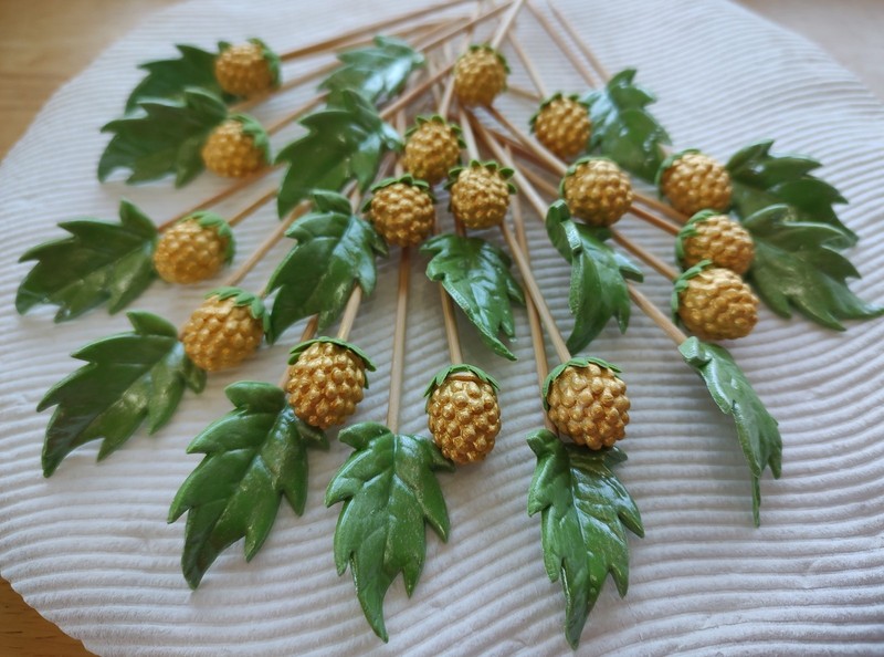 16 GUM PASTE BERRIES & LEAVES (other colors available) Decorate Your Own Cakes!! gallery