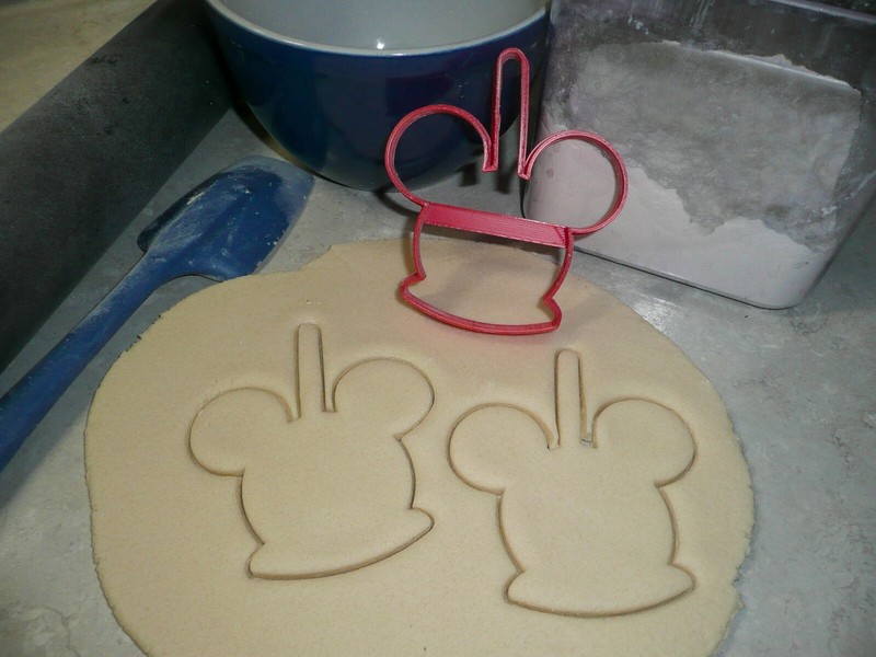 MICKEY MOUSE HEAD CARAMEL CANDY APPLE OUTLINE SNACK FOOD COOKIE CUTTER PR3304 gallery