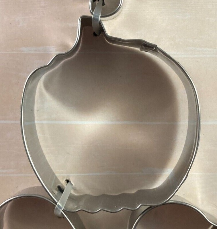 Cookie Cutters - 3 Pieces - Metal - Leaf / Pumpkin / Turkey gallery