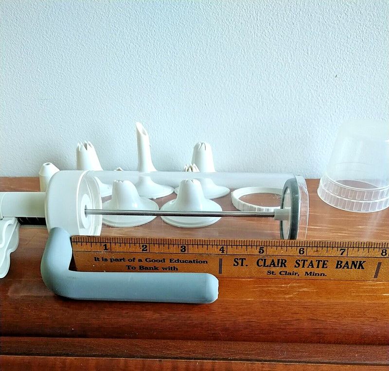 Vtg Pampered Chef Easy Accent Decorator 1775 Icing Baking Kitchen Eggs 6 nozzles gallery