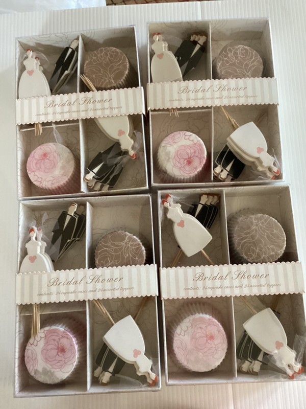 Meri go Round 96 CUPCAKE CASES & 96 TOPPERS Bridal Shower WEDDING Bride Groom