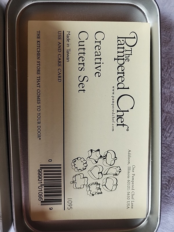 PAMPERED CHEF Creative Cutters Set Mini Cookie Cutter Set/8 Storage Tin 1095 New gallery