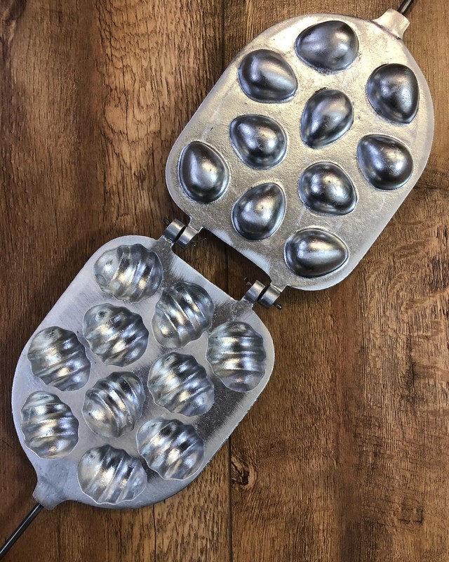 Baking mold for baking cookies with pecan filling gallery