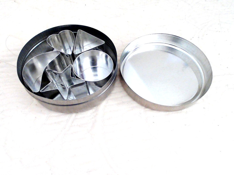Fast And Fun SET 5 Small Hor d'oeuvre Cutters W Storage Box 1" to 2" In Diameter gallery