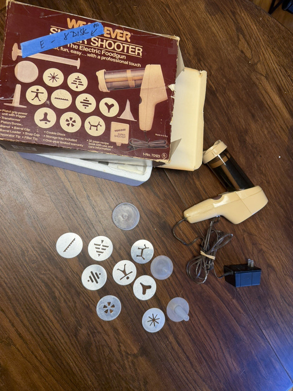 Wear-Ever Super Shooter Electric Cookie Pastry Press Gun In Box #70123 8 Disk