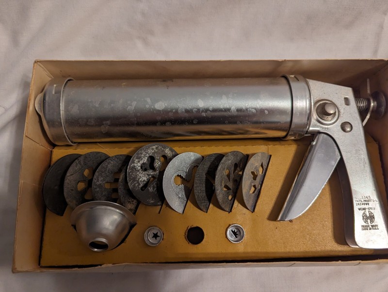 Vintage Wearever Cookie gun and pastry Decorator 10 Cookie And 2 Decorator Tips gallery