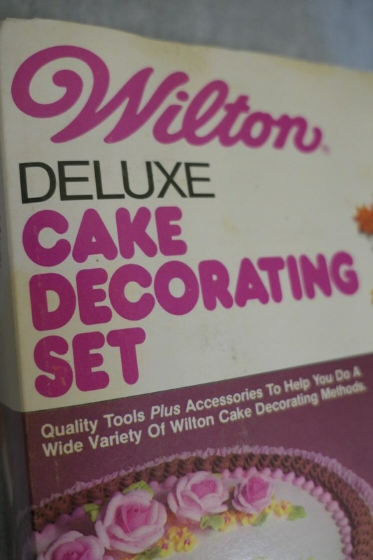 Vintage 1981 Wilton 2104-6063 Deluxe Cake Decoration Set Kit 29 Pieces gallery