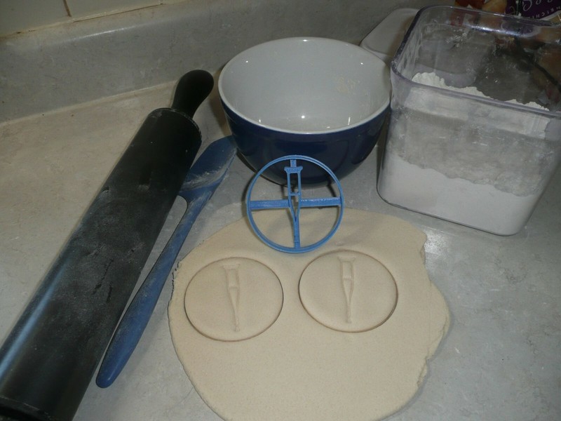 CRUTCH MEDICAL DEVICE HEALING REHABILITATION HEALTHCARE COOKIE CUTTER USA PR3787 gallery