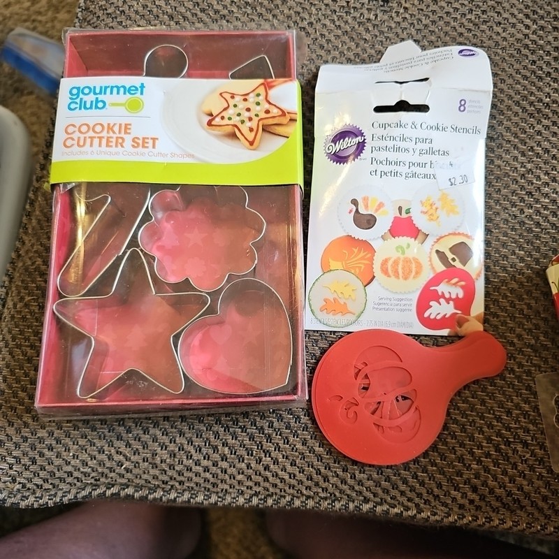 Gourmet Club COOKIE CUTTER SET New 6 Metal Cookie Cutter Shapes in Box& Stencils