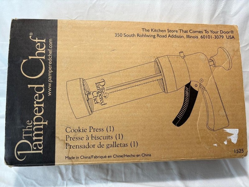 The Pampered Chef 1525 Cookie Press in box with 16 Discs – White Used Once