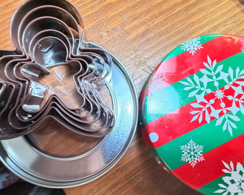 CHRISTMAS 5 Piece Cookie Cutter Set GINGERBREAD MEN - Stainless Steel in Tin gallery