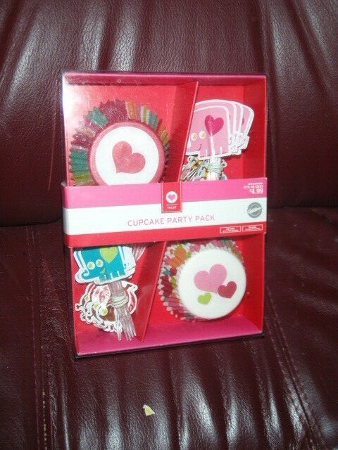 24ct Wilton cupcake combo sets HEART LINERS VALENTINES DAY cup & picks NEW
