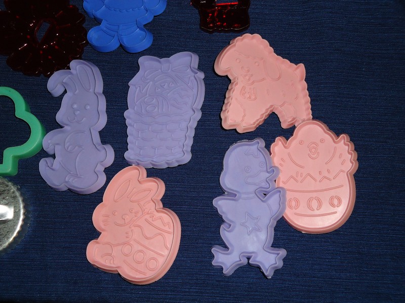 Mixed lot of 28 COOKIE CUTTERS Smiley Face, Scottie Dog, Raggedy Ann & More gallery