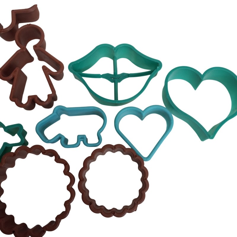 Plastic Cookie Cutter Set Storage Box 17 Assorted Shapes Hearts Animals Holiday gallery