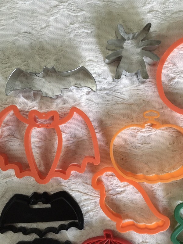 HALLOWEEN COOKIE CUTTERS Lot Of 17 Shapes Pumpkins Witches Bats Ghosts Raven gallery