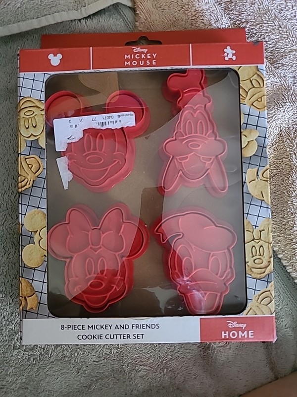 Disney Home 8-Piece Mickey And Friends Cookie Cutter Stamp Set – New in box