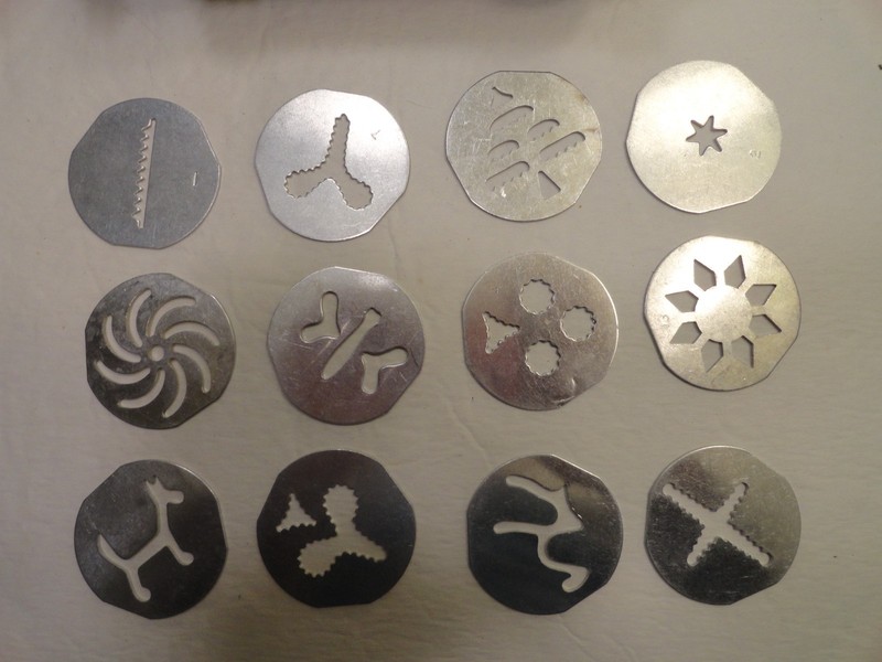 VINTAGE MIRRO ALUMINUM COOKIE PRESS 12 discs black grip gallery