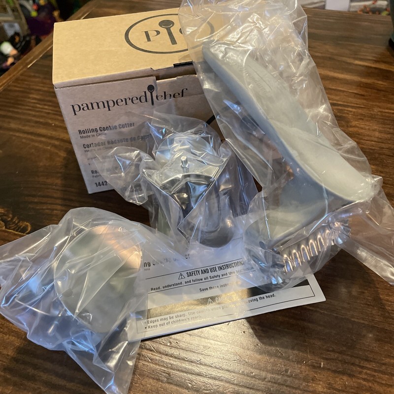 Retired – Pampered Chef Rolling Cookie Cutter #1442 Circle Heart & Fluted Square