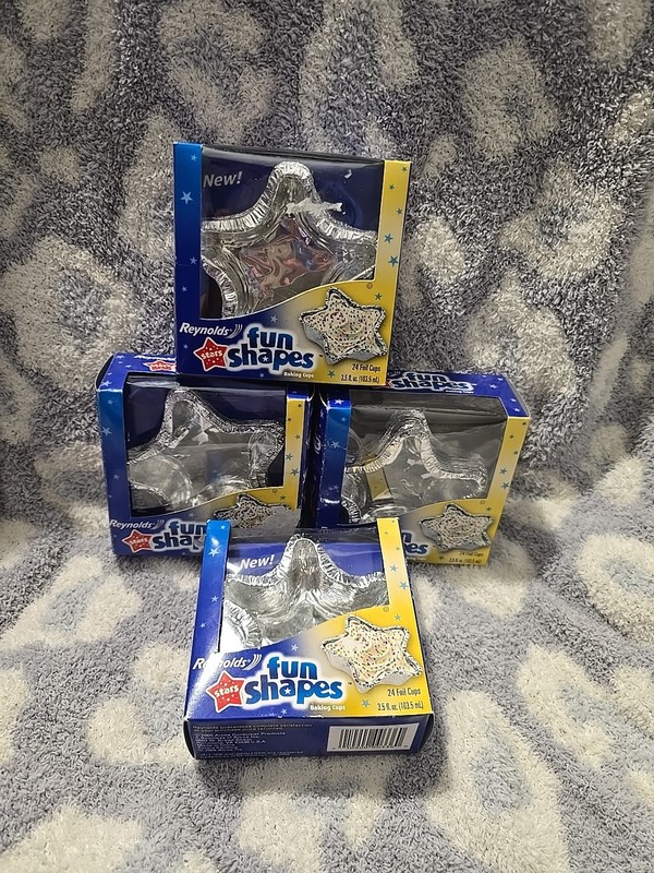 Reynolds Fun Shapes Stars Foil Baking Cups 24 Ct Lot Of 4/ 94 Total